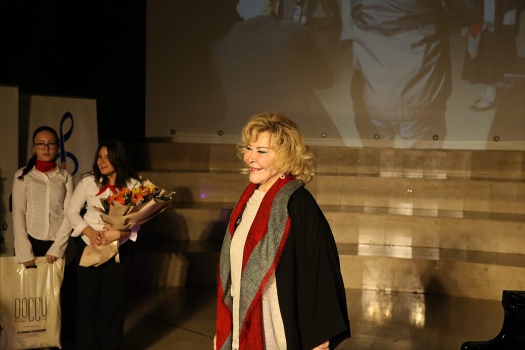 Dünyaca ünlü piyanist Gülsin Onay Denizli’de öğrencilerle buluştu