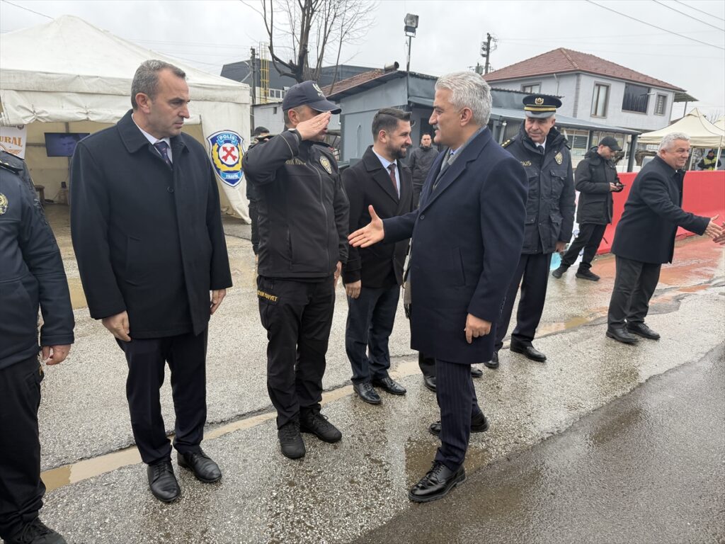 Düzce Valisi Makas, Bolu Dağı geçişinde bayram trafiği denetimlerine katıldı: