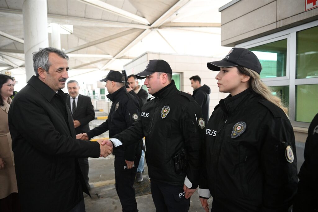 Edirne Valisi Sezer, sınır karakolundaki Mehmetçikle bayramlaştı