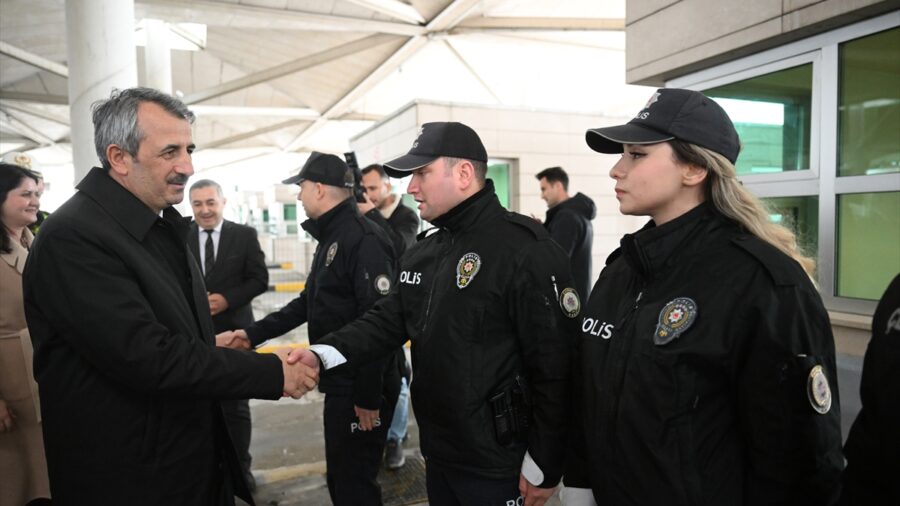 Edirne Valisi Sezer, sınır karakolundaki Mehmetçikle bayramlaştı