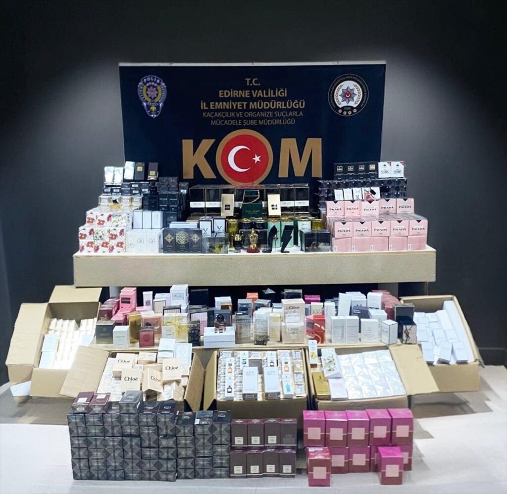 Edirne’de çok sayıda kaçak parfüm ve akıllı saat ele geçirildi