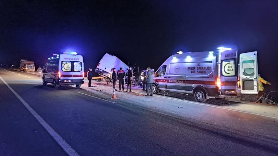 Edirne’de tırla kamyonet çarpıştı, 2 kişi öldü, 1 kişi yaralandı