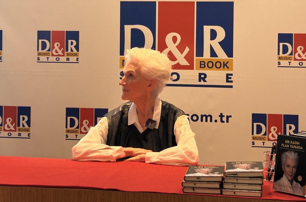 Elon Musk’un annesi Dr. Maye Musk, İstanbul’da okurlarıyla buluştu