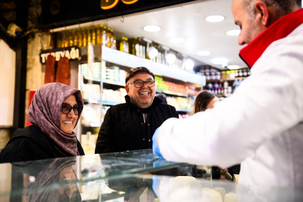 Eminönü ve Mısır Çarşısı’nda bayram alışverişi yoğunluğu