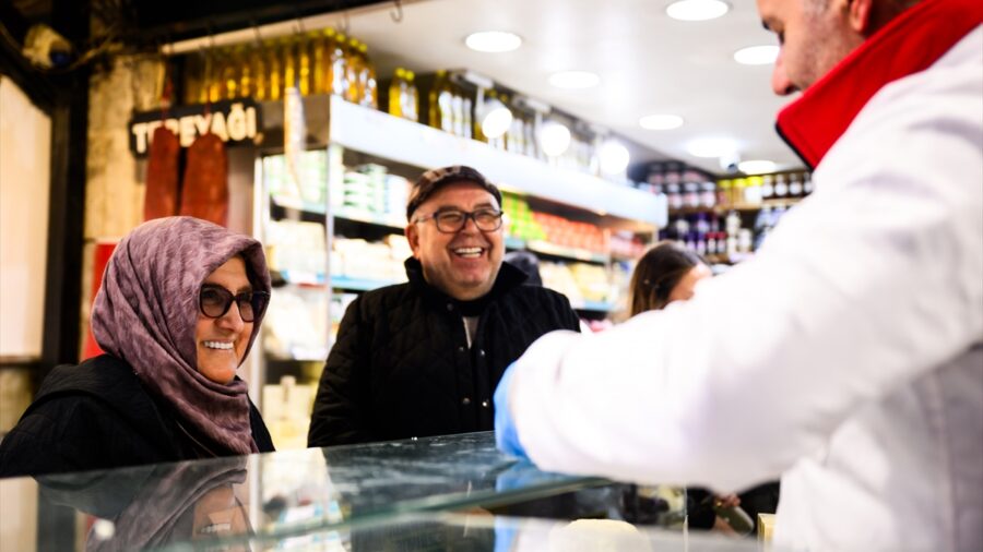 Eminönü ve Mısır Çarşısı’nda bayram alışverişi yoğunluğu