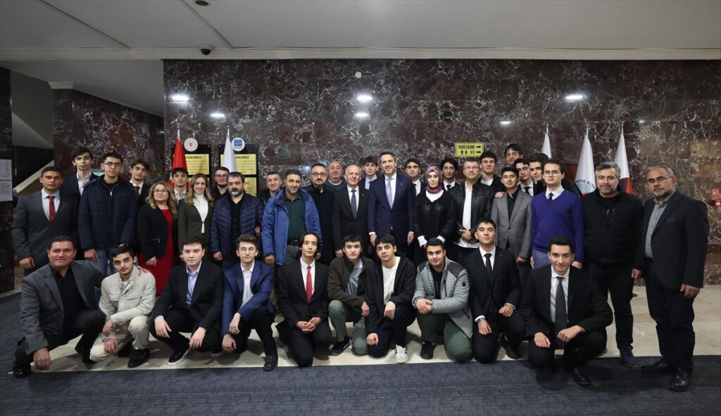Enerji ve Tabii Kaynaklar Bakanı Bayraktar, Ankara’da lise öğrencileriyle iftarda bir araya geldi: