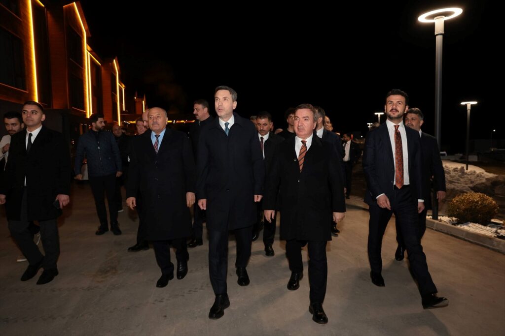 Enerji ve Tabii Kaynaklar Bakanı Bayraktar, Ergan Dağı Kayak Merkezi’ni ziyaret etti