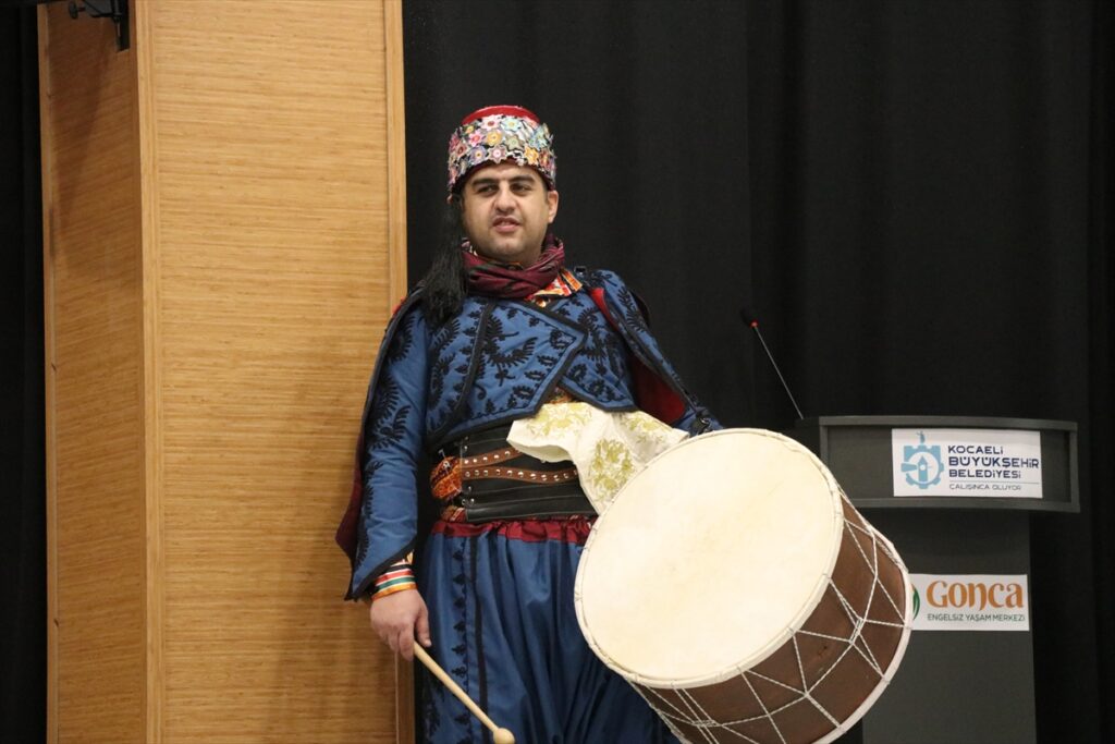 Engelli ve özel bireylerden oluşan zeybek ekibi, sahneleri renklendiriyor