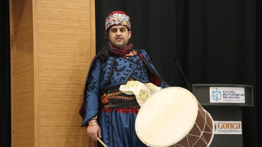 Engelli ve özel bireylerden oluşan zeybek ekibi, sahneleri renklendiriyor