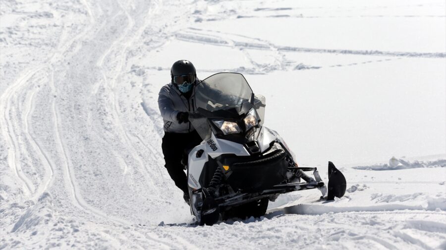 Erciyes’i kar motorlarıyla keşfediyorlar