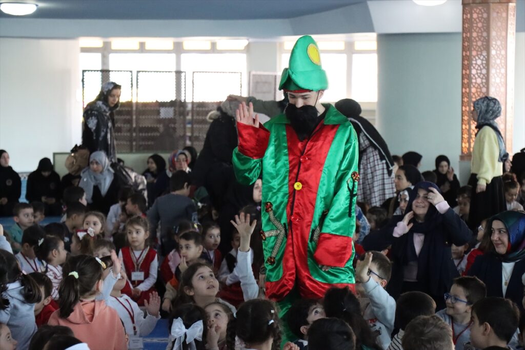 Erzincan’da anaokulu öğrencileri için davul ve maniler eşliğinde sahur etkinliği düzenlendi