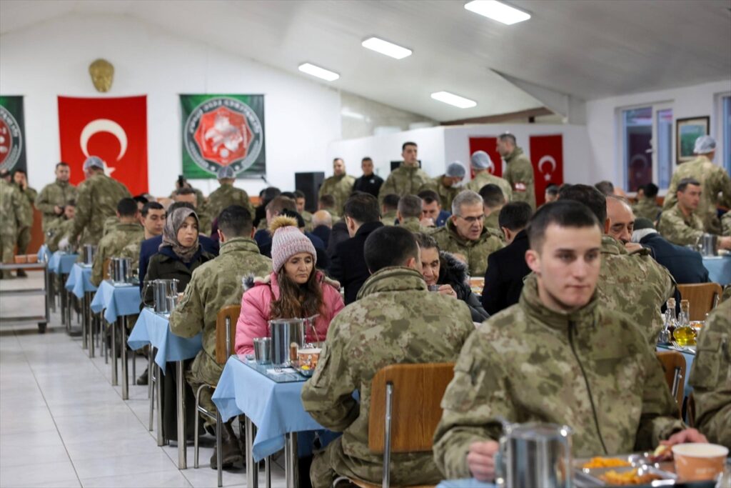 Erzincan’da Mehmetçik ile gaziler iftar sofrasında bir araya geldi