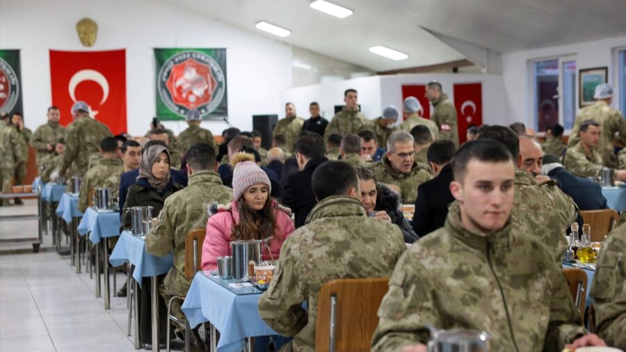 Erzincan’da Mehmetçik ile gaziler iftar sofrasında bir araya geldi