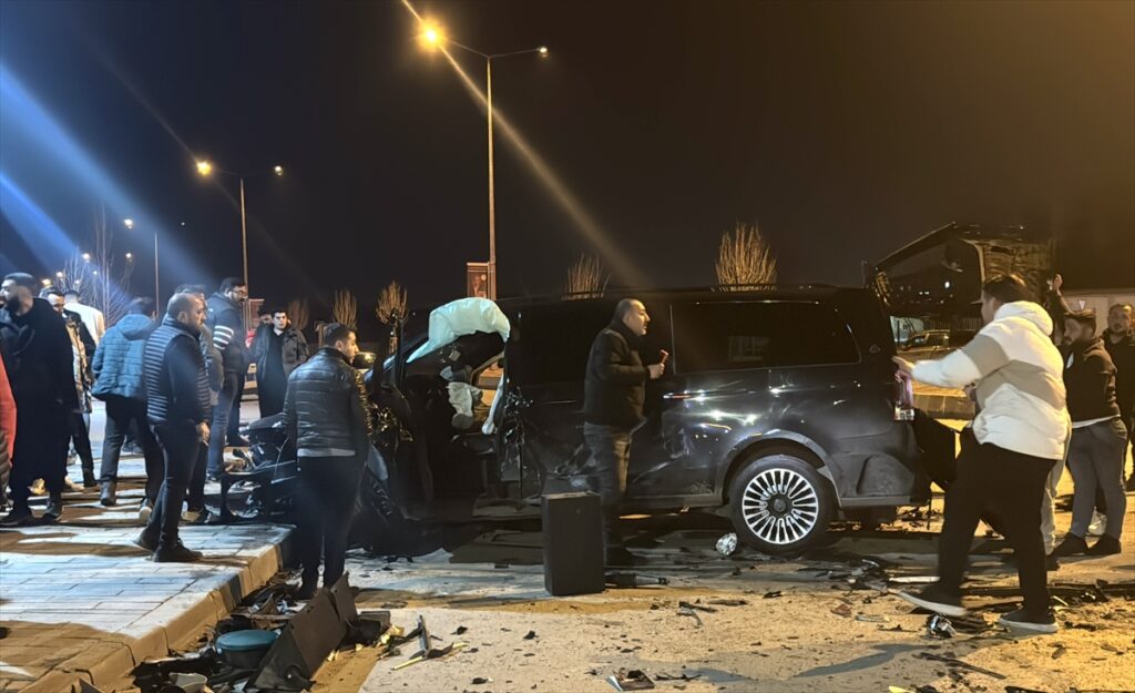 Erzurum’da 4 aracın karıştığı zincirleme kazada 1’i ağır 7 kişi yaralandı