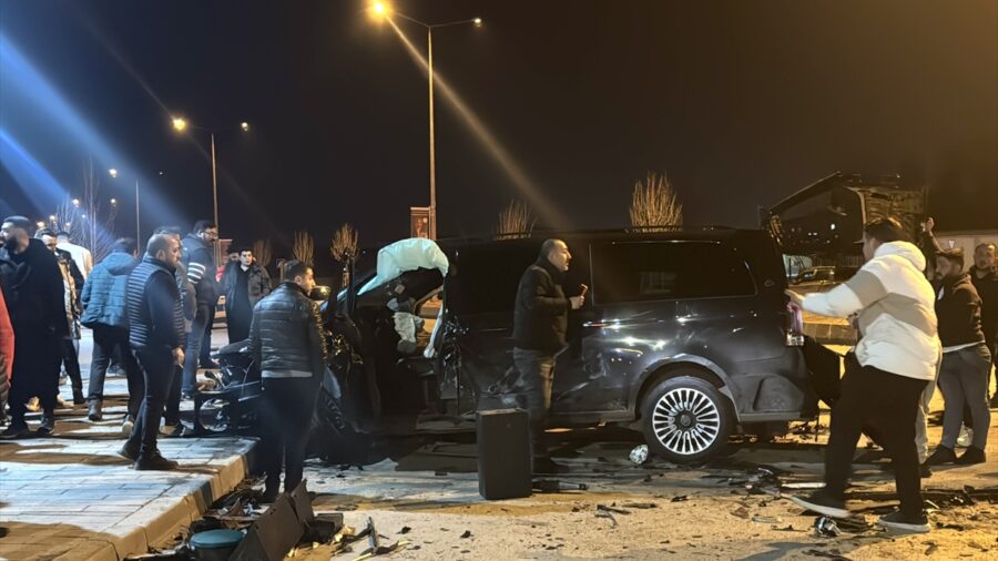 Erzurum’da 4 aracın karıştığı zincirleme kazada 1’i ağır 7 kişi yaralandı