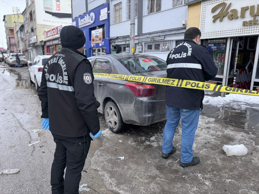 Erzurum’da çatıdan üzerine kar ve buz kütleleri düşen kişi ağır yaralandı