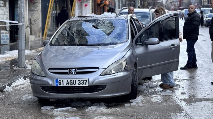 Erzurum’da çok sayıda araç çatıdan düşen kar ve buz kütleleriyle hasar gördü