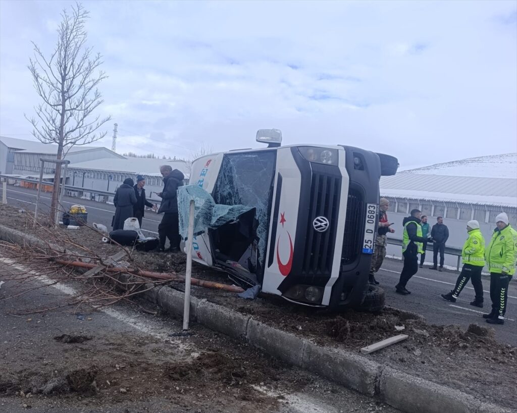 Erzurum’da kamyon ile minibüs çarpıştı, 7 kişi yaralandı