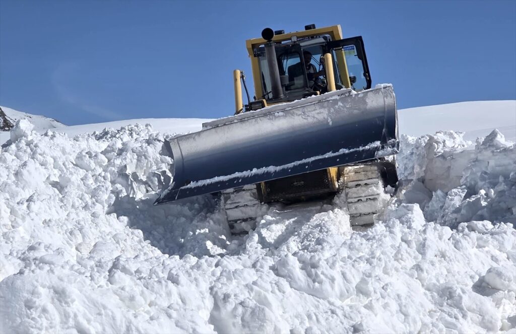 Erzurum’da kar kalınlığı yer yer 2 metreyi bulan mezra ekiplerin çalışmasıyla ulaşıma açıldı