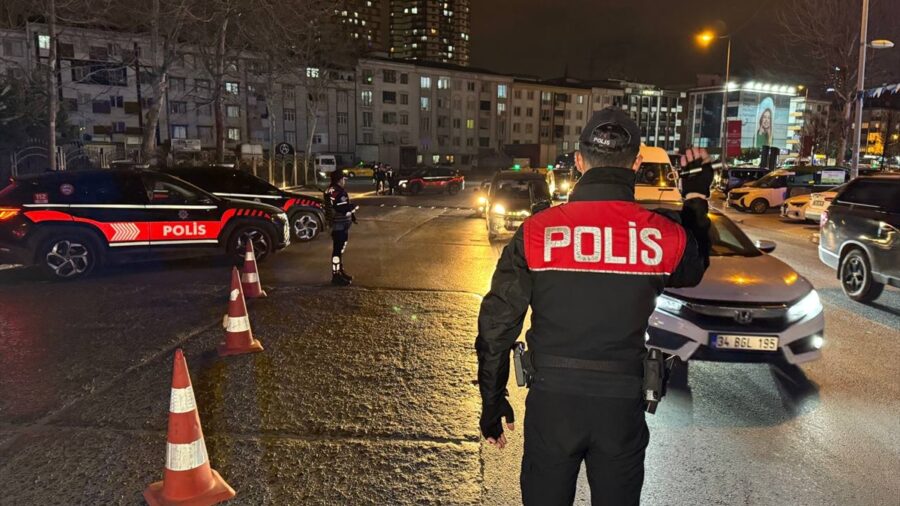 Esenyurt’ta polis ekiplerince asayiş ve trafik uygulaması yapıldı