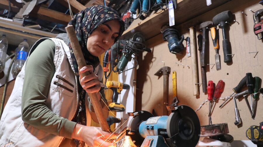 Eşine yardım ederek başladığı mobilya imalatında ustalaşarak kendi atölyesini kurdu