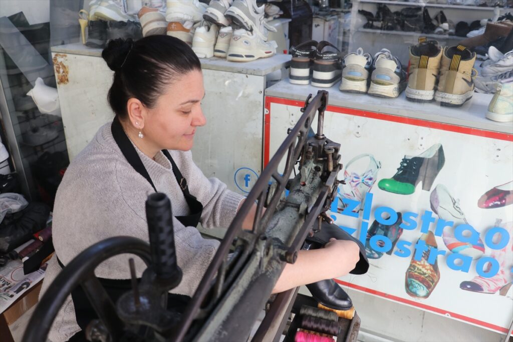 Eşine yardım için başladığı ayakkabı tamirciliğinde usta oldu