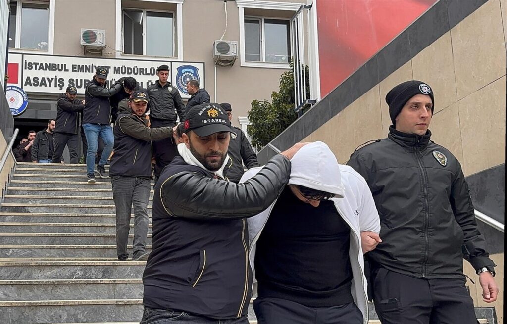 Eyüpsultan’da kuyumcudan 4 kilo altın çalınmasına ilişkin 8 zanlı yakalandı