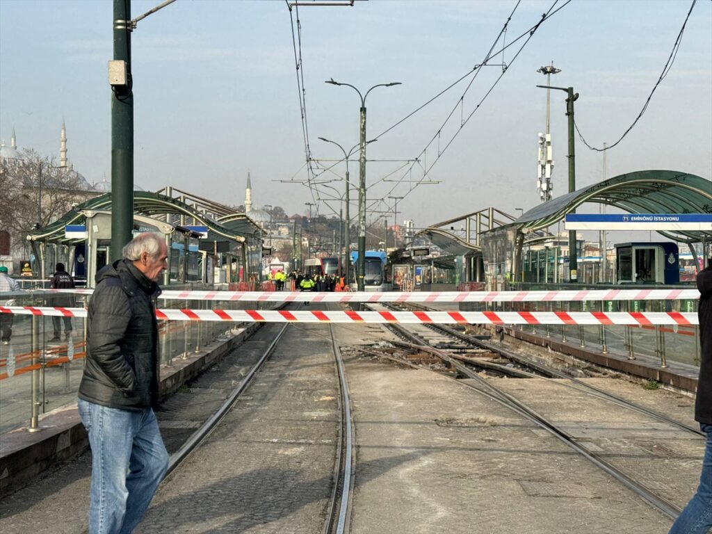 Fatih’te raydan çıkan tramvay karşı yönden gelen tramvaya çarptı