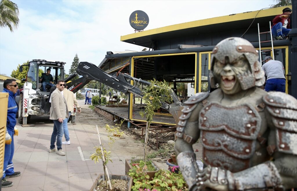 Fethiye sahil bandında imara aykırı eklentiler yıkılıyor