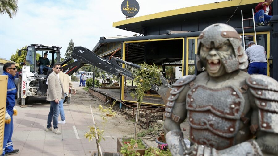 Fethiye sahil bandında imara aykırı eklentiler yıkılıyor