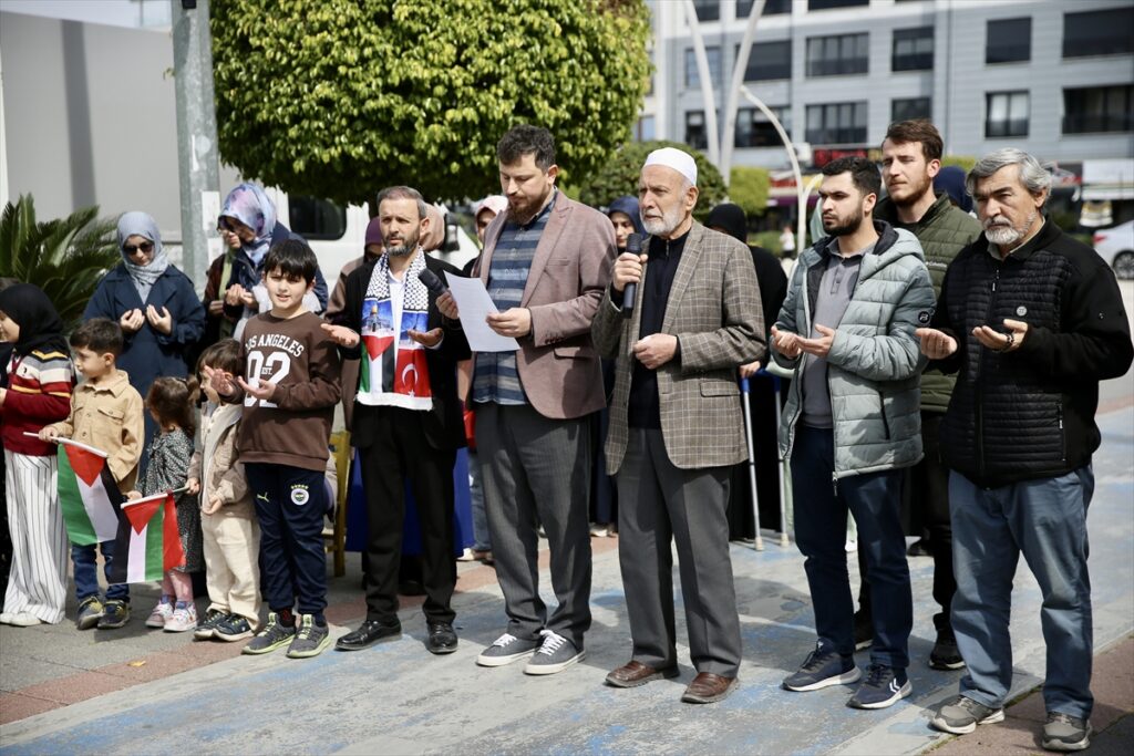 Fethiye’de Filistin ve İran’da ölen çocuklar için protesto gösterisi yapıldı