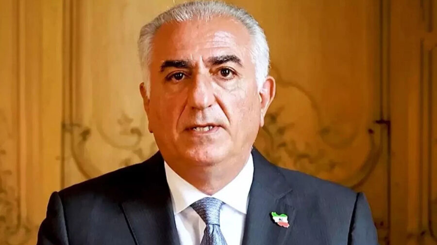 İran’da Pehlevi İçin Açılan Pankartta Tepkiler Büyüyor