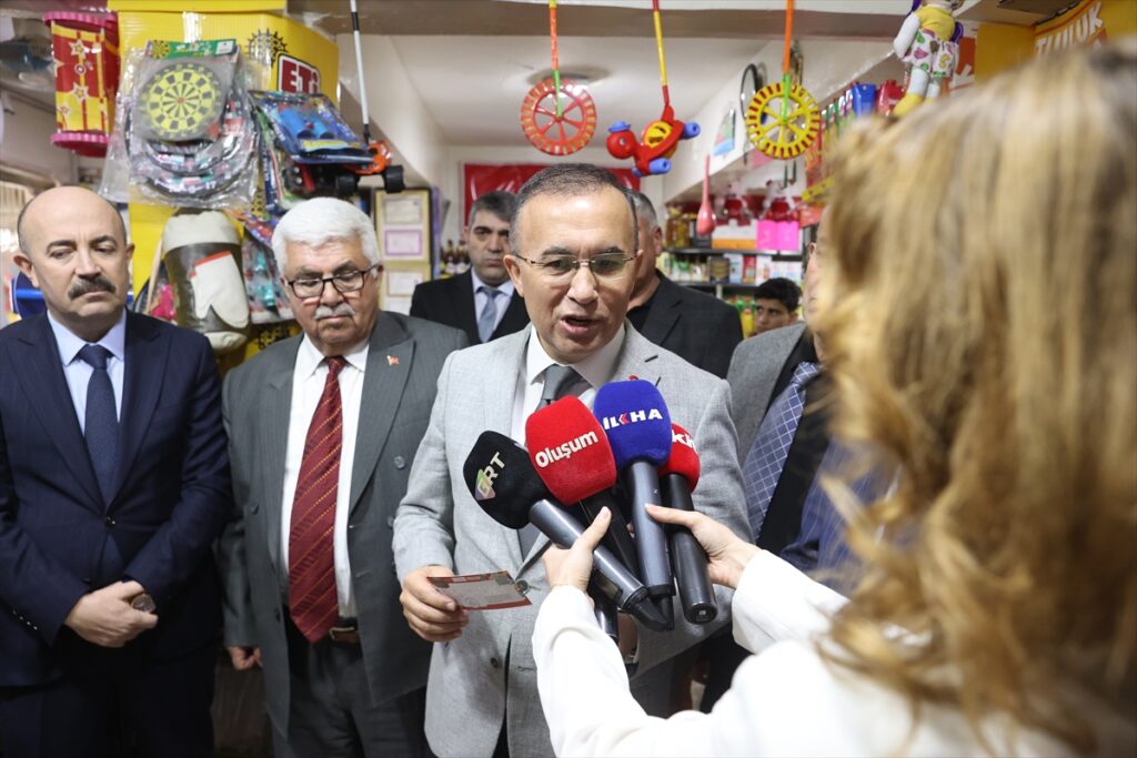 Gaziantep’te ihtiyaç sahibi aileler “Bakkal Kart” projesiyle destekleniyor