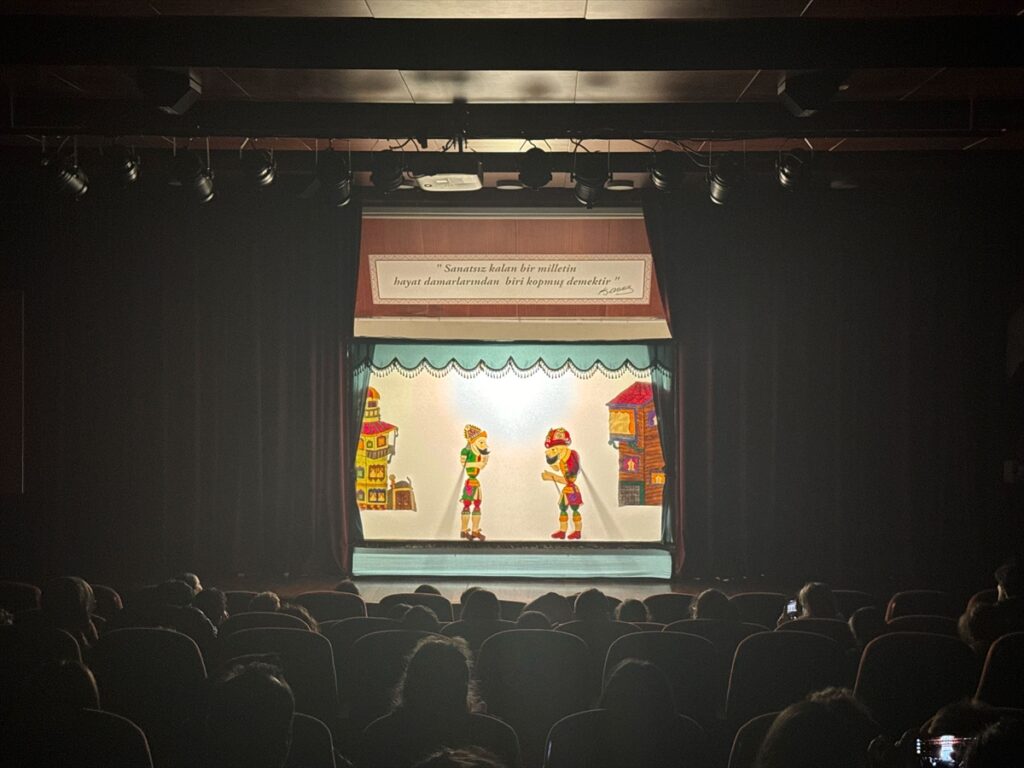 Geleneksel Türk gölge oyunu “Karagöz” yeni nesille buluşuyor