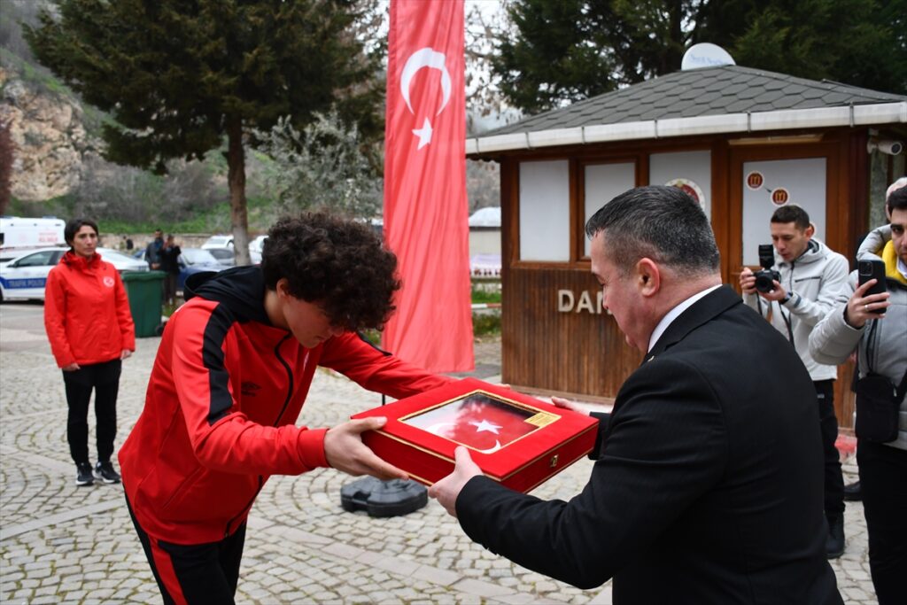 Gelibolu Yarımadası’ndan alınan toprak, deniz suyu ve Türk bayrağı Bilecik’e ulaştı