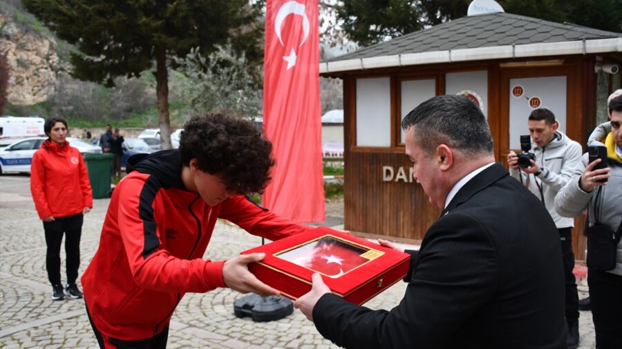 Gelibolu Yarımadası’ndan alınan toprak, deniz suyu ve Türk bayrağı Bilecik’e ulaştı
