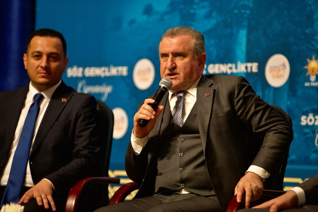 Gençlik ve Spor Bakanı Bak, Osmaniye’de gençlerle bir araya geldi: