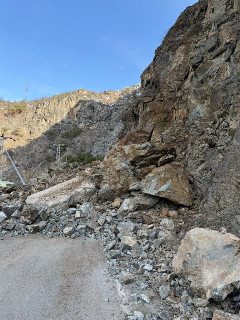 Gümüşhane-Giresun kara yolu heyelan nedeniyle ulaşıma kapandı