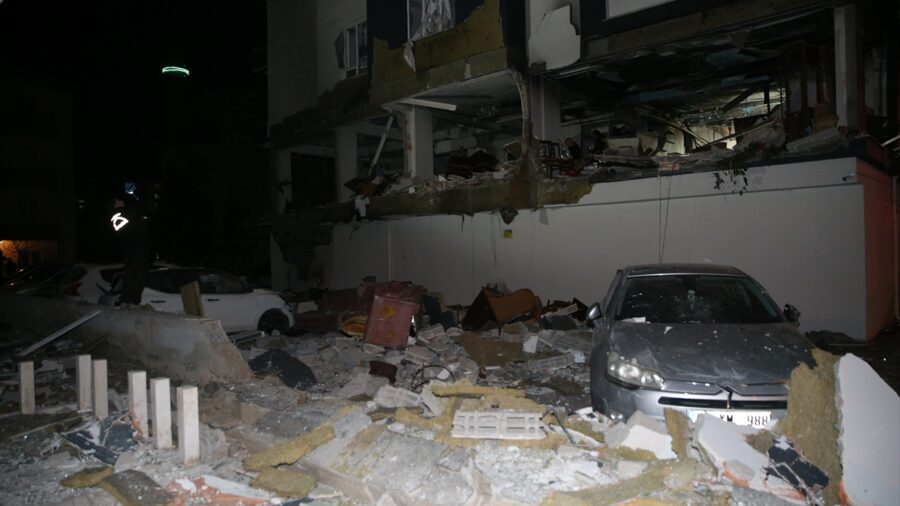 GÜNCELLEME  2 – Niğde’de bir apartmandaki doğal gaz patlamasında 16 kişi yaralandı