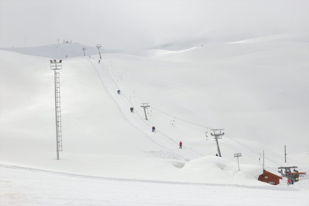 Hakkari’de doğal karla kaplı pistlerde kayak keyfi ilkbaharda da sürüyor