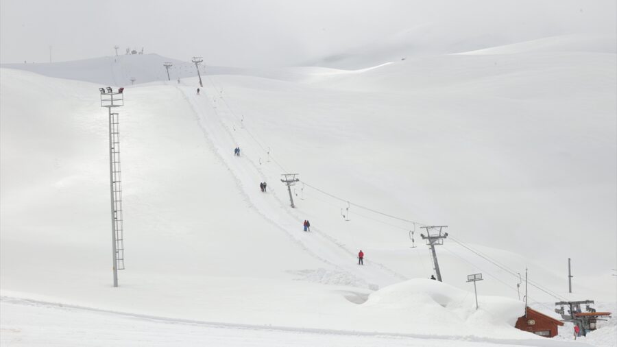 Hakkari’de doğal karla kaplı pistlerde kayak keyfi ilkbaharda da sürüyor
