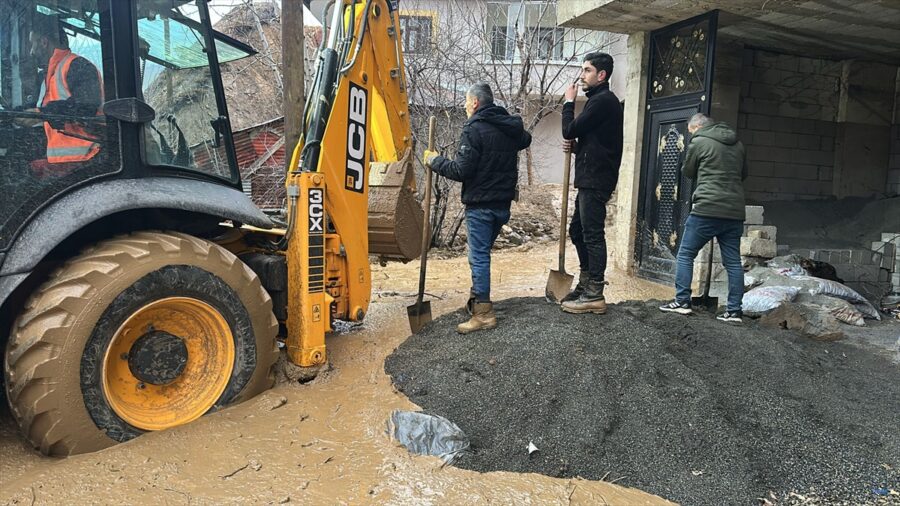 Hakkari’de sağanak nedeniyle heyelan meydana geldi