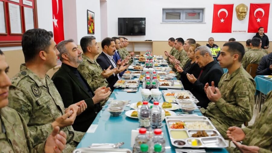 Hatay Valisi Mustafa Masatlı, Mehmetçik ve şehit aileleriyle iftar yaptı