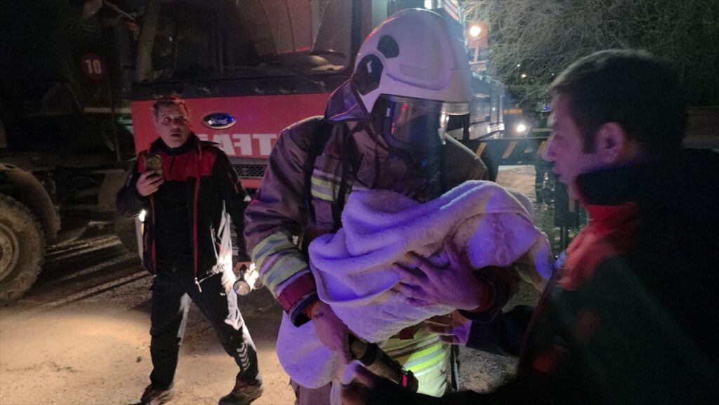 Hatay’da 5 katlı binada çıkan yangında mahsur kalan 30 kişi kurtarıldı