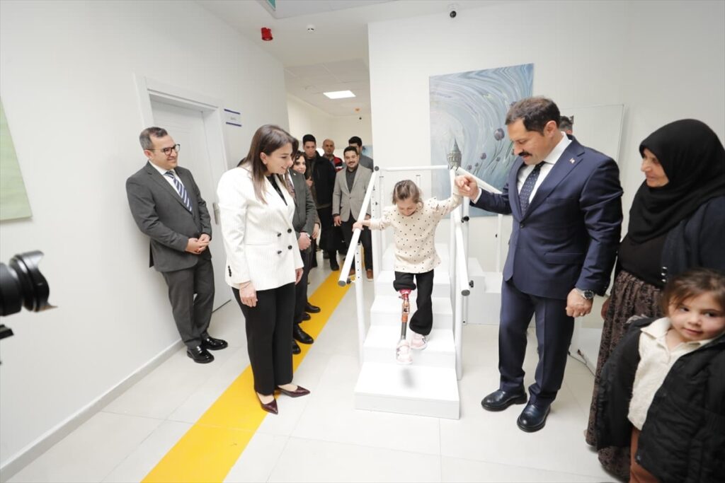 Hatay’da depremde bacağını kaybeden 7 yaşındaki Zeynep proteziyle yeniden yürüdü