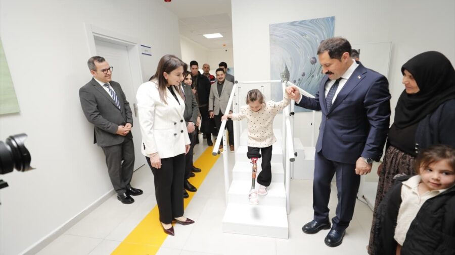 Hatay’da depremde bacağını kaybeden 7 yaşındaki Zeynep proteziyle yeniden yürüdü