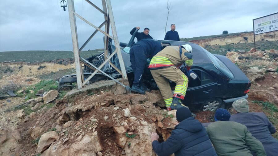 Hatay’da elektrik direğine çarpan otomobilin sürücüsü hayatını kaybetti