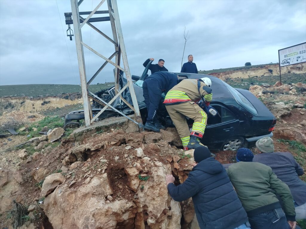 Hatay’da elektrik direğine çarpan otomobilin sürücüsü hayatını kaybetti