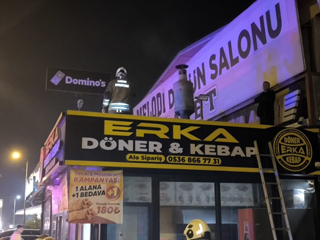 Hatay’da iş yerinde çıkan yangında 2 kişi dumandan etkilendi