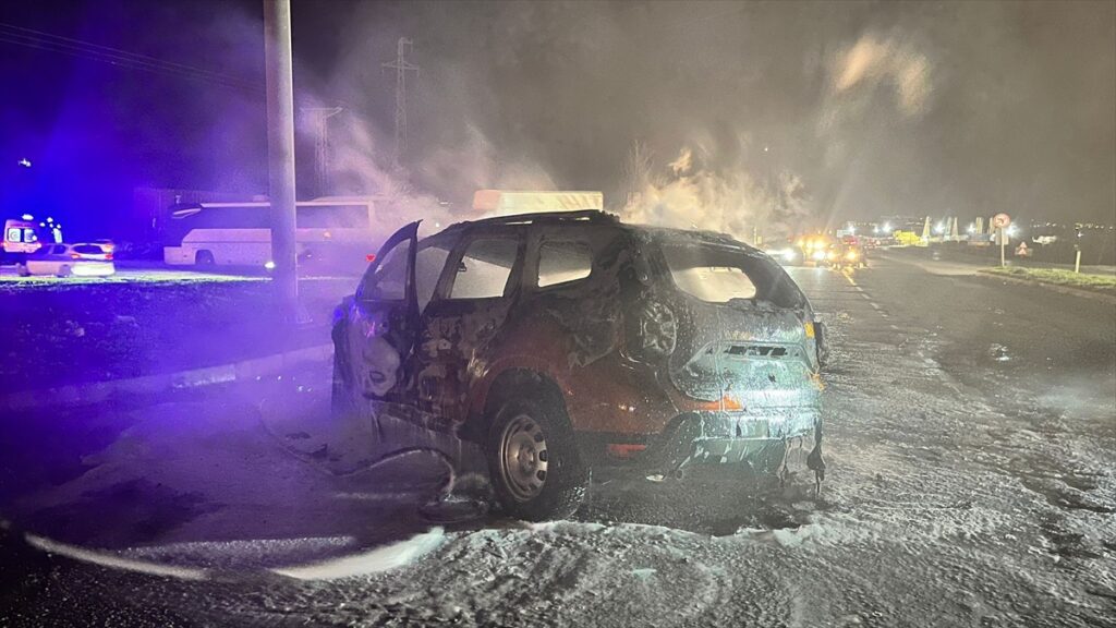 Hatay’da kaza yapan otomobilde çıkan yangın söndürüldü